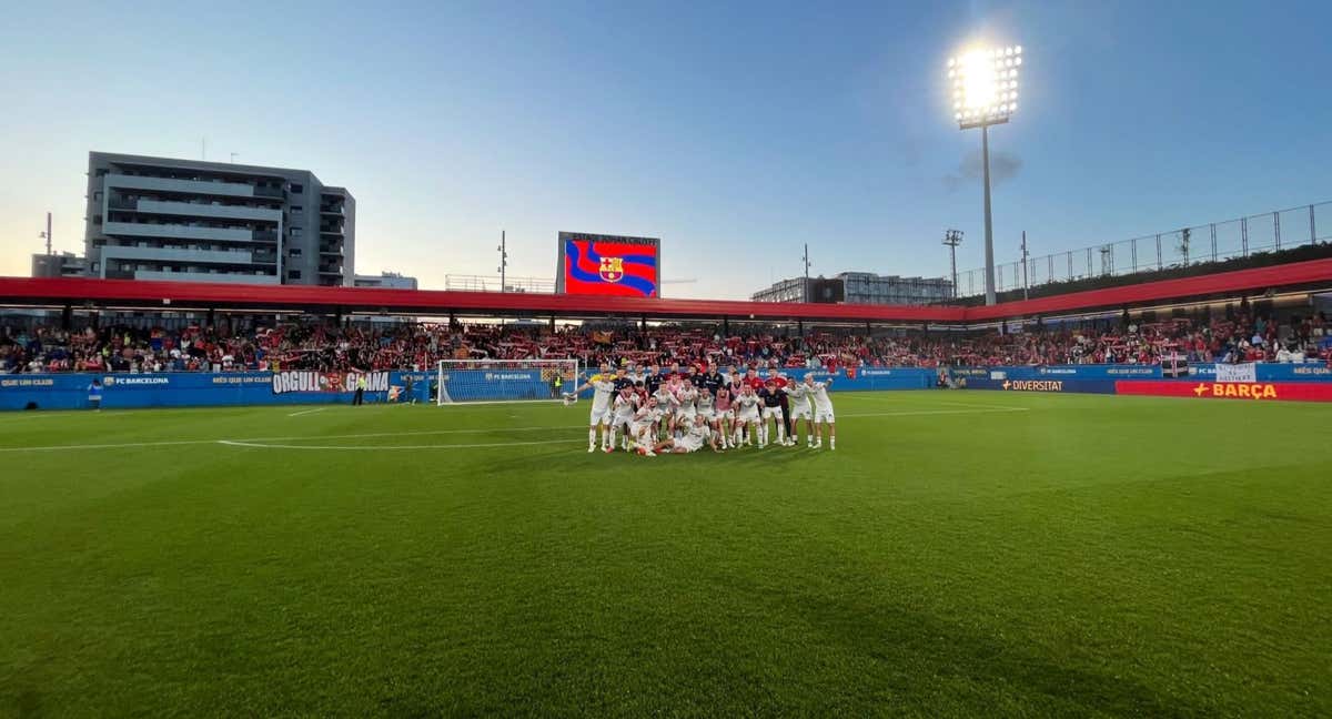 Los jugadores del Nàstic celebraron el triunfo junto a su afición. /NÀSTIC