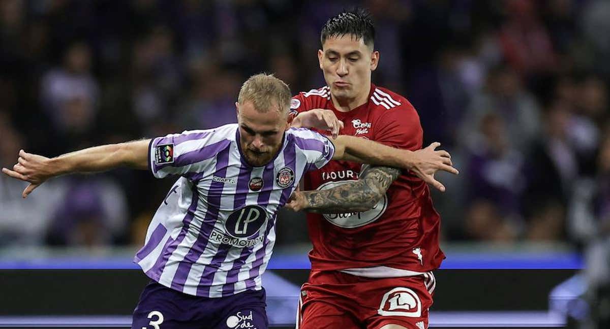 Martín Satriano presiona a Desler, en la última jornada de la Ligue 1./AFP