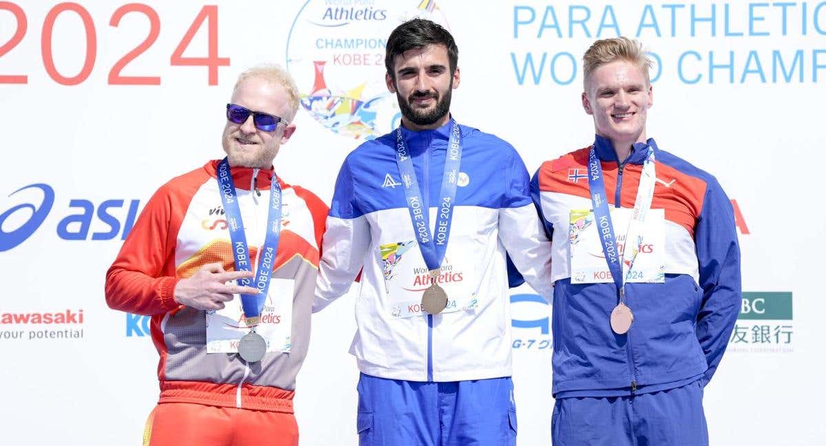 Iván Cano, con la medalla de plata.