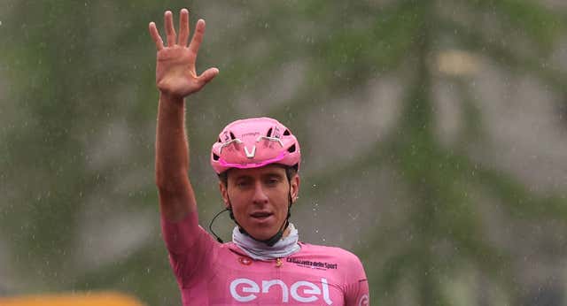 Pogacar saca la manita en el día más caótico del Giro de Italia