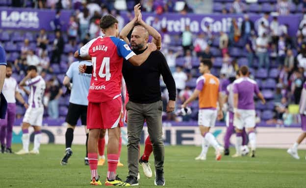 Abrazo entre Bauzà y Manolo el día del debut del futbolista.  RCD ESPANYOL