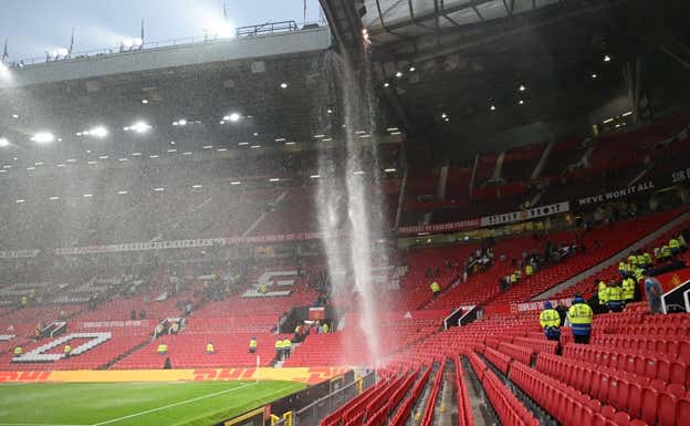 Old Trafford no pudo soportar una tormenta después de un partido. REUTERS
