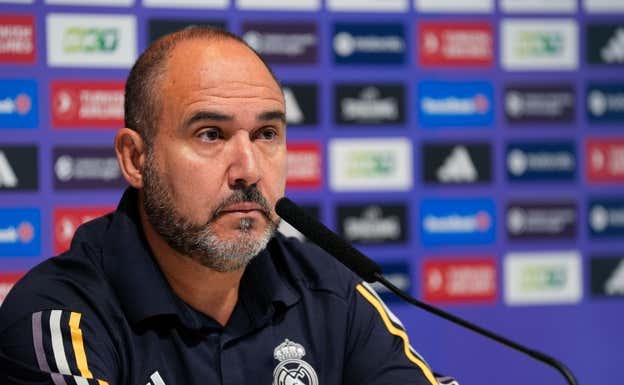 Chus Mateo habla ante los medios de comunicación. AFP