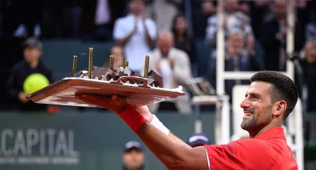Djokovic celebra su cumpleaños en la pista con victoria… ¡Y una tarta!