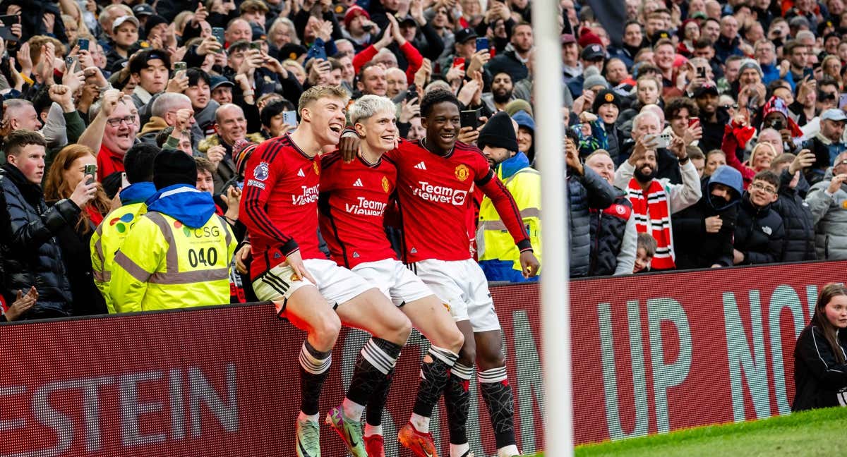 Hojlund, Garnacho y Mainoo celebran un gol en Old Trafford en una foto icónica de esta temporada./AFP