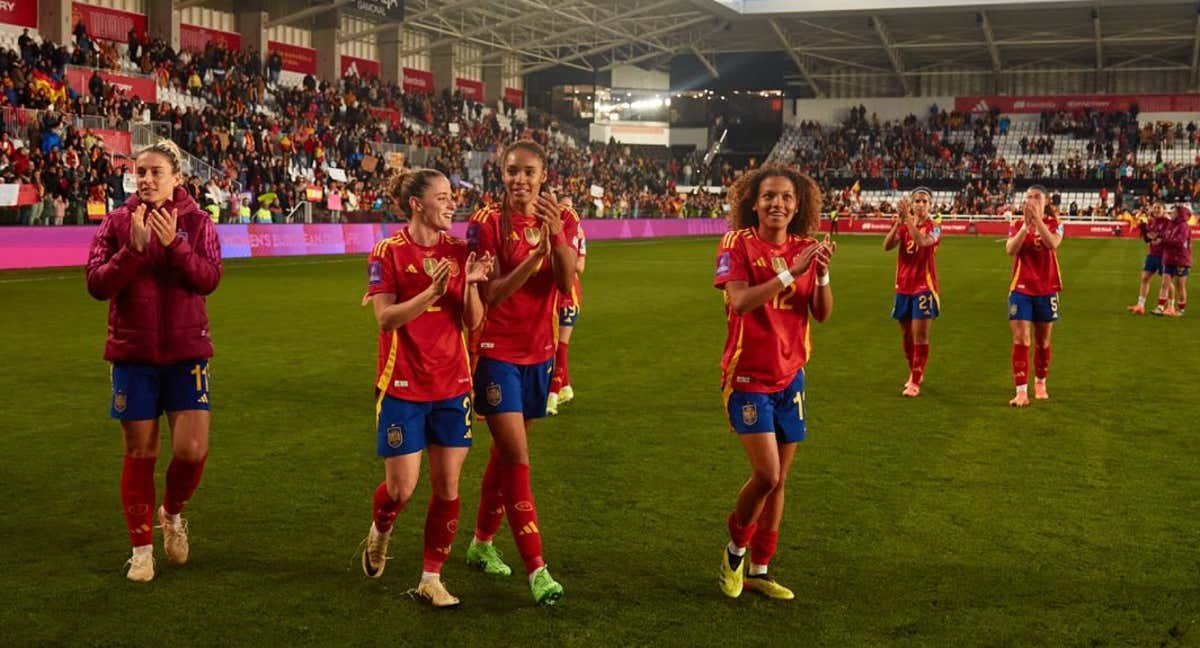 Las jugadoras de la Selección aplaudiendo al público en Burgos. /RFEF