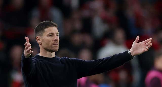 Lookman le amarga la noche, el invicto y la Europa League a Xabi Alonso
