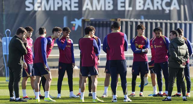 La plantilla se alía con Xavi y cree que el entorno ni duerme ni deja dormir: «Es cruel y desagradable»