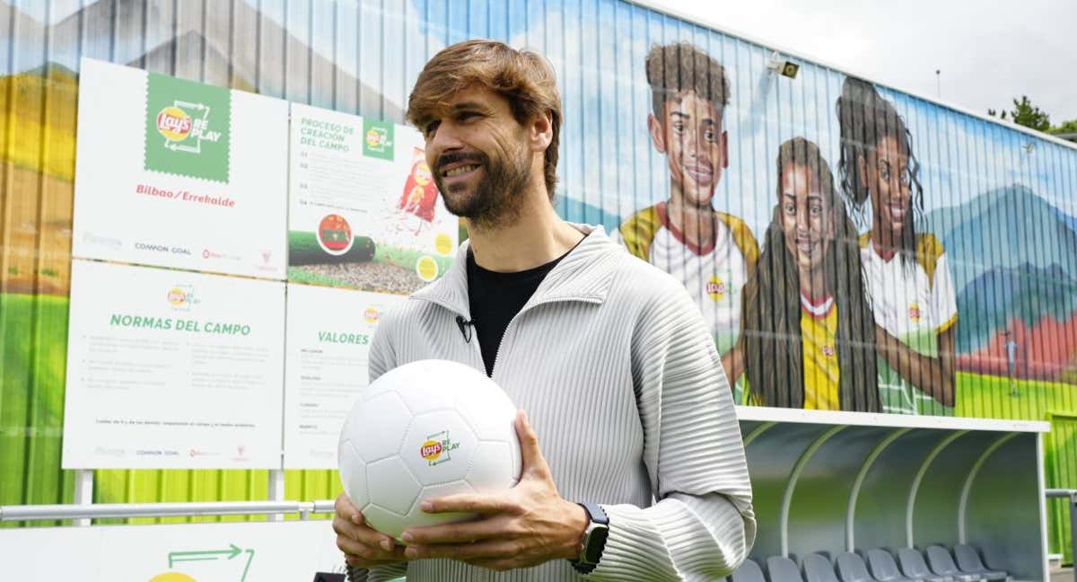 Fernando Llorente posa en el nuevo campo de Errekalde./Lays