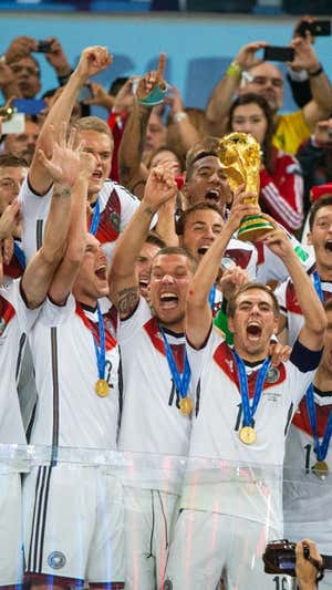 Varios jugadores alemanes levantan la Copa del Mundoen 2014.  Getty