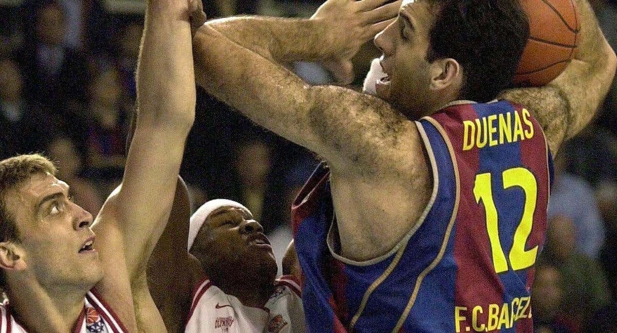 Iñaki de Miguel trata de frenar a Dueñas en un partido con Olympiacos.