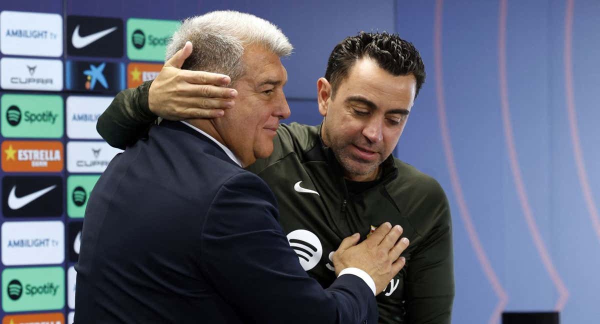 Xavi y Laporta el día que se anunció la continuidad del entrenador./REUTERS