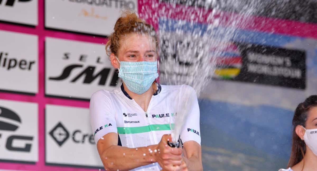 La ciclista Lizzy Banks celebra su victoria de etapa en el Giro de Italia de 2020. /GETTY IMAGES / LUC CLAESSEN