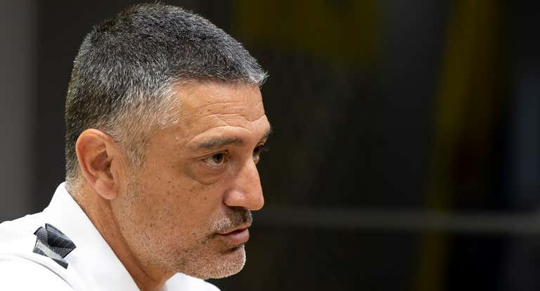 García Pimienta en una rueda de prensa con Las Palmas.