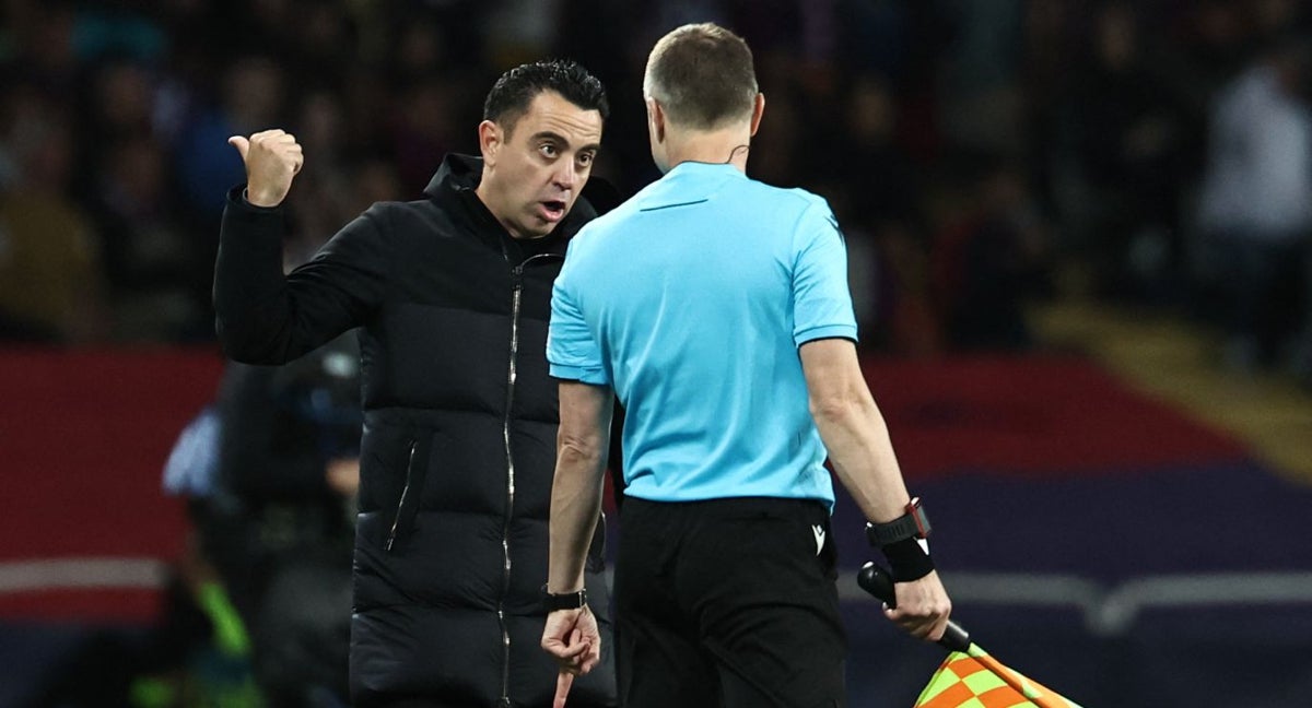 Xavi habla con el asistente.