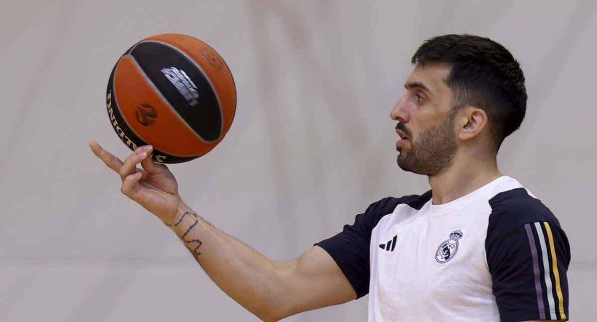 Facundo Campazzo hace malabares con el balón./Efe