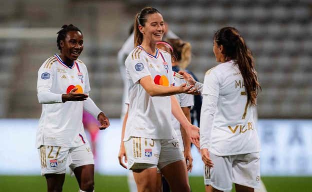 Damaris saludando a Majri tras un partido.  OLYMPIQUE DE LYON