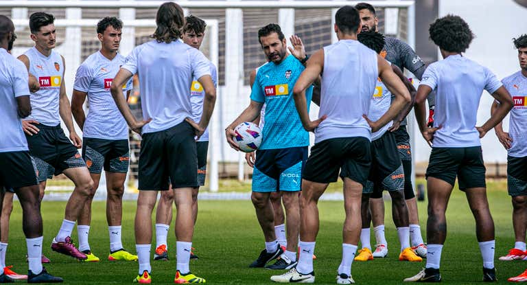 Baraja con sus jugadores.