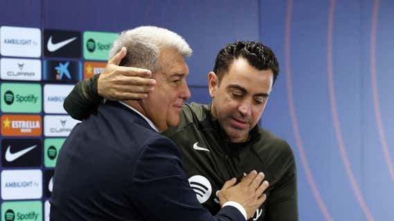 Laporta se saluda con Xavi hace un mes./REUTERS