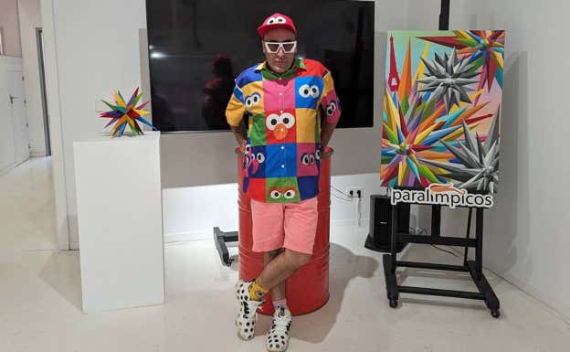 Okuda, junto a las dos representaciones de la Estrella del Kaos.  RELEVO