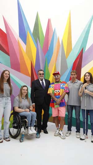 Los representantes del Equipo Paralímpico Español y Okuda.  EFE