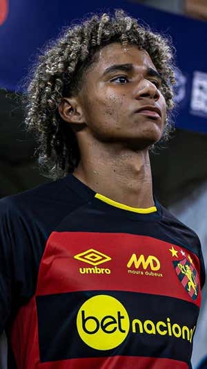 Pedro Lima posando con la camiseta de Sport Recife.  AGENCIAS
