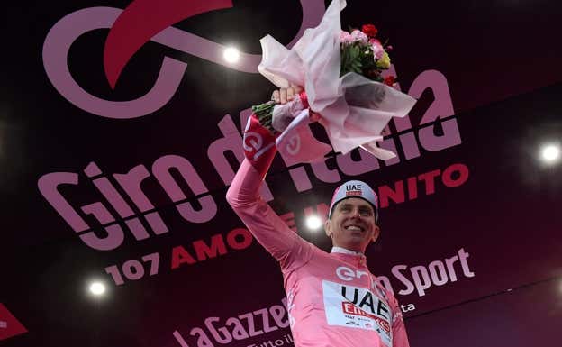 Tadej Pogacar con la maglia rosa del Giro de Italia. REUTERS