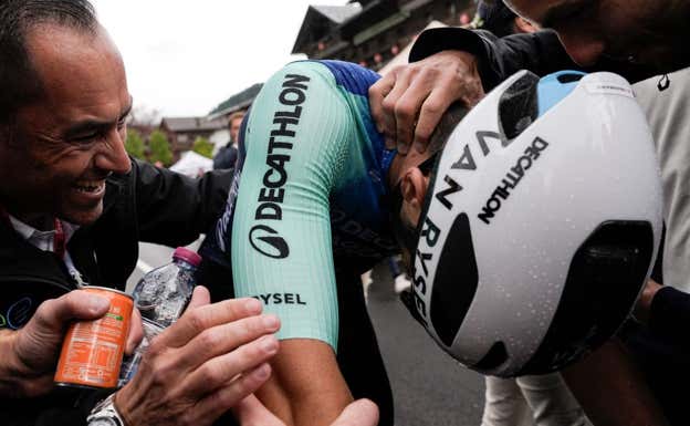 Vendrame, enfundado en el maillot del AG2R Decathlon, tras el triunfo en el Giro. AFP
