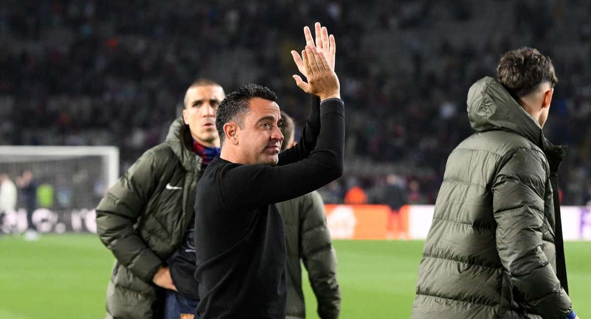 Xavi aplaude al público barcelonista en el campo del PSG. /AFP