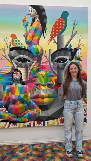 Andrea Miguélez frente a un cuadro de Okuda.  RELEVO
