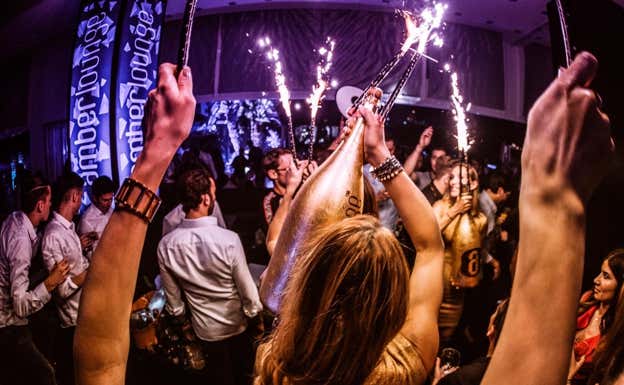 Interior de Amber Lounge.  RELEVO