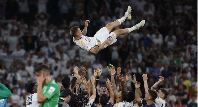 Kroos no puede aguantar y rompe a llorar con sus hijos en un homenaje para el recuerdo: «Verlos así me ha matado»