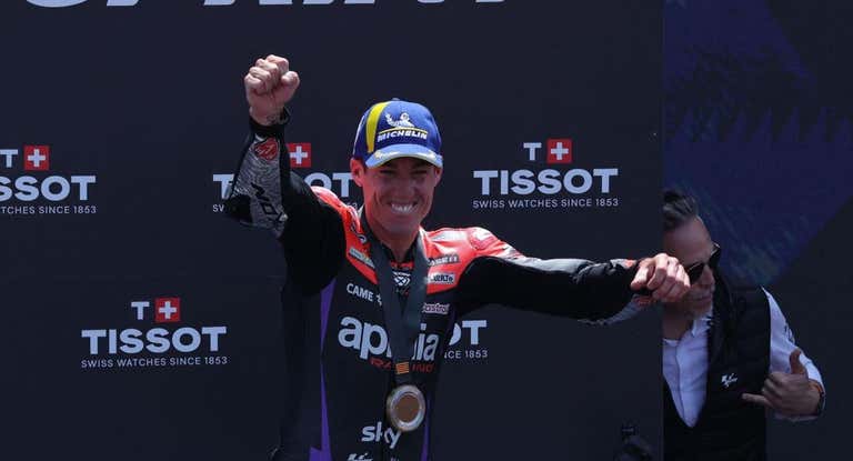 Aleix Espargaró celebra la victoria en el sprint.