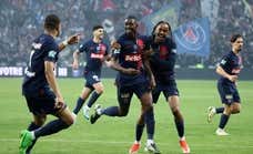 Mbappé se despide de París con título, doblete y manteo