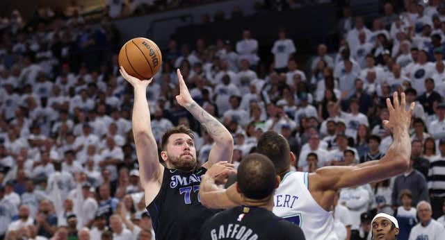 Luka Doncic pone el 2-0 para los Mavericks con un triple mágico y Dallas sueña con las finales
