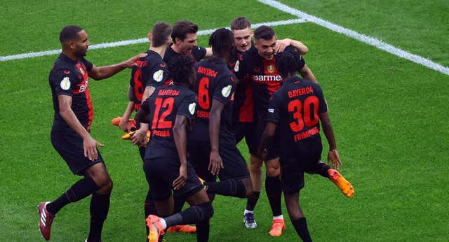 Bengalas, expulsión, emoción y doblete para Xabi Alonso