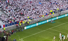 ¡Vergüenza! Los ultras del PSG y el Lyon la lían: irrumpen en la final del Marsella juvenil, lanzan objetos al portero, queman autobuses...
