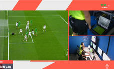 ¡La pantalla del VAR no se sostiene en el Bernabéu y tienen que improvisar otra!