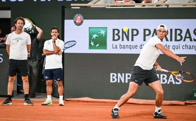 Rafael Nadal se ejercita en Roland Garros bajo la atenta mirada de Carlos Moyà y Gustavo Marcaccio.  EP