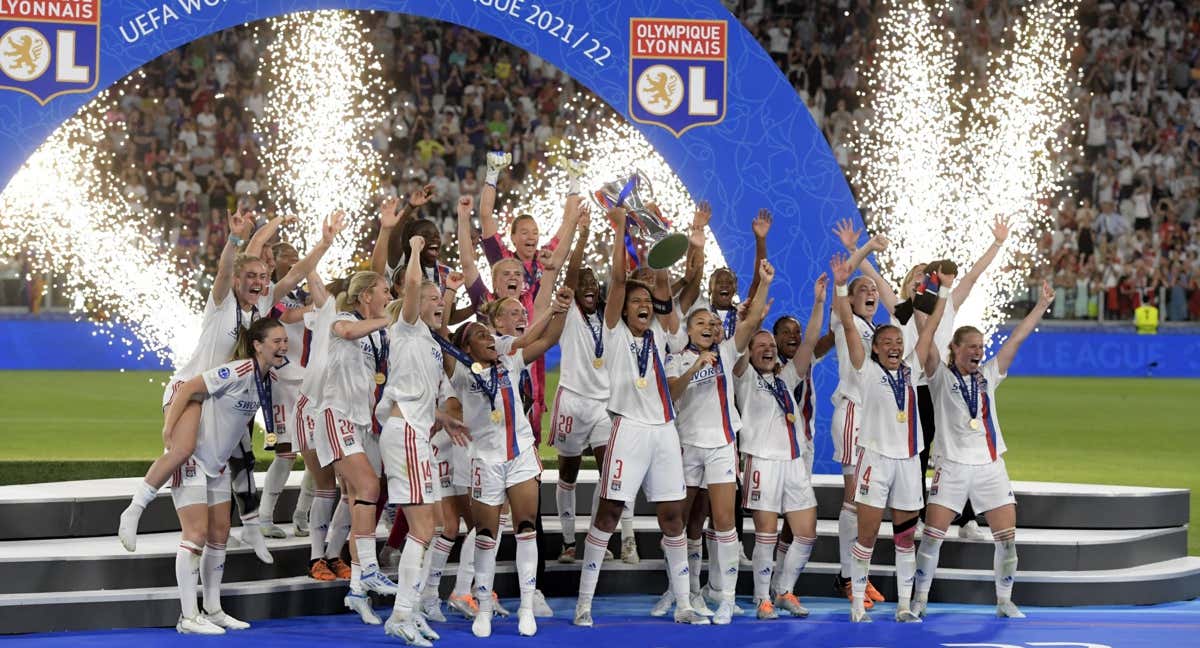 Jugadoras del Olympique de Lyon levantan el título de la Champions. /OLYMPIQUE LYONNAIS