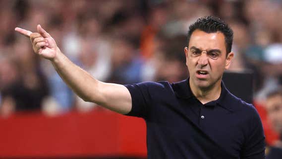 Xavi da órdenes a sus jugadores en el partido ante el Sevilla. /EFE