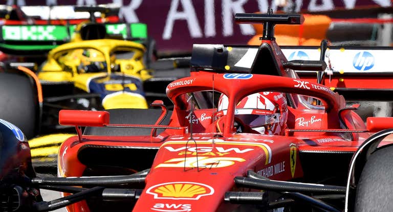 Charles Leclerc, liderando en Mónaco.