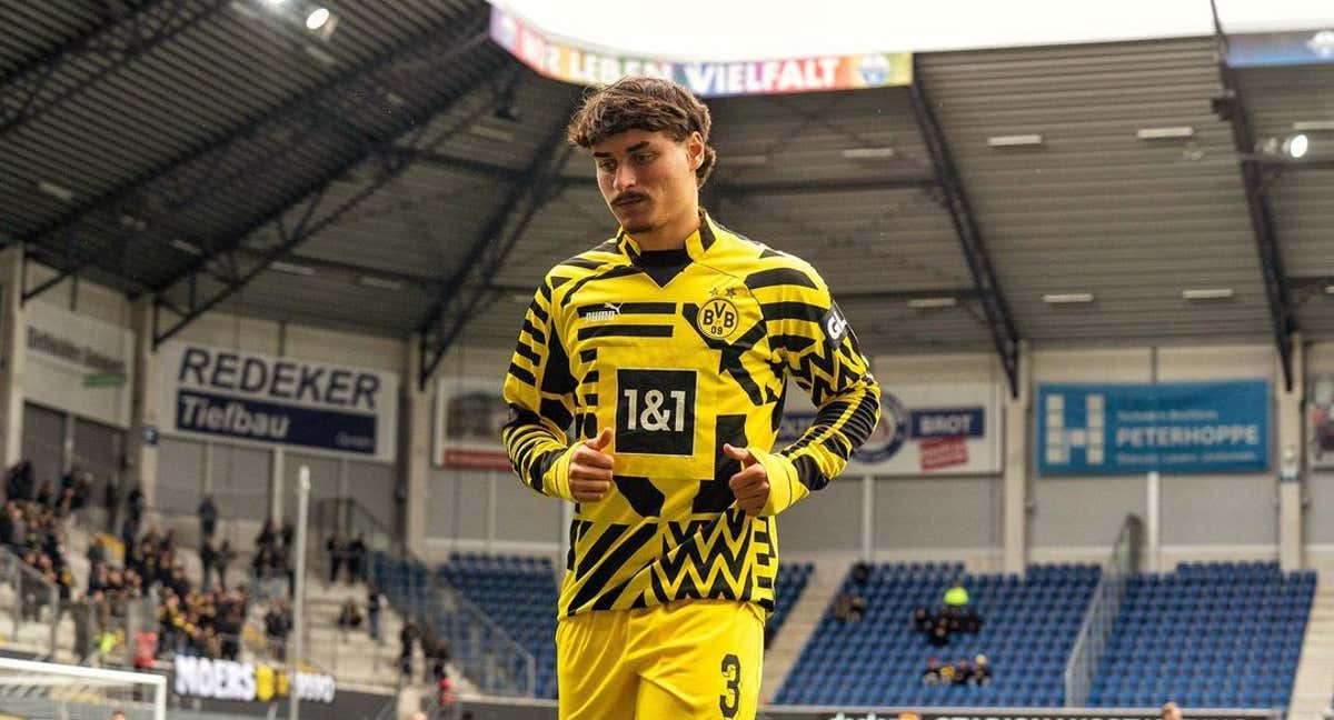 El lateral gallego es uno de los futbolistas inscritos por el Borussia Dortmund en Champions.