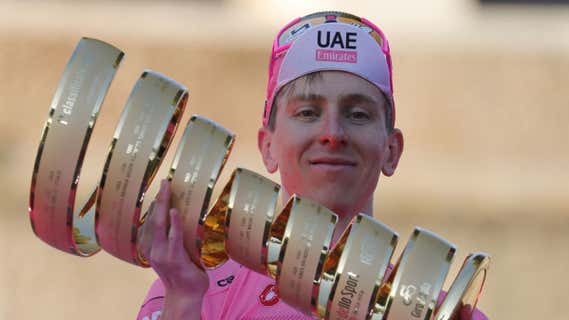 Tadej Pogacar, con el trofeo 'Senza Fine' que le acredita como vencedor del Giro de Italia./REUTERS