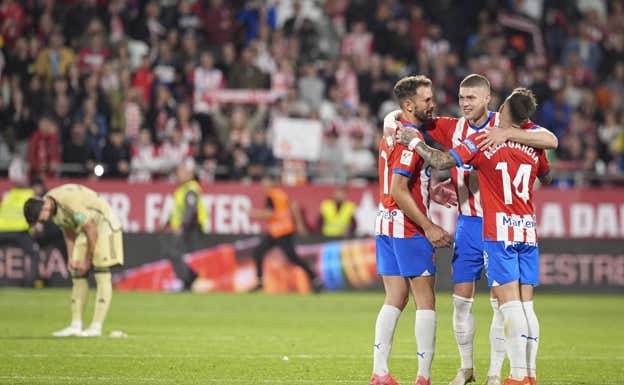 Abrazo de Dovbyk con Stuani tras el último gol del ucraniano.  EFE
