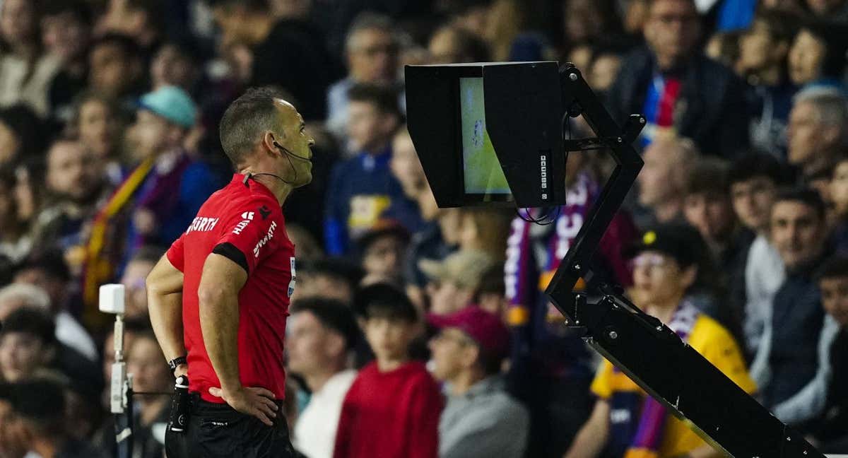 El colegiado Cuadra Fernández mira el monitor del VAR en el Barça - Real Sociedad de LaLiga./