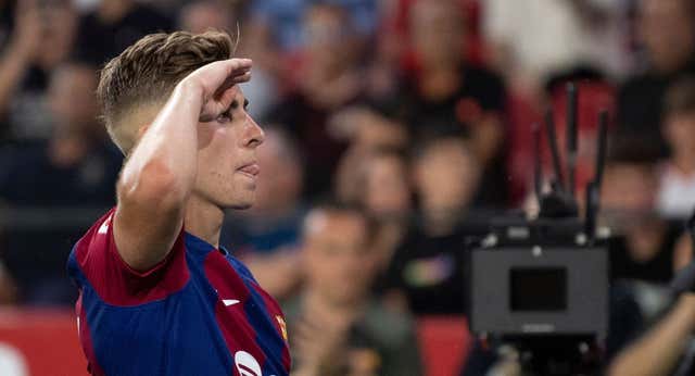 Fermín y Pedri endulzan la despedida de Xavi en el infierno de Sevilla