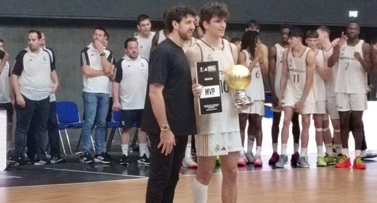 Hugo González recibe el MVP de la Euroliga junior de manos de Vasilje Micic./Relevo