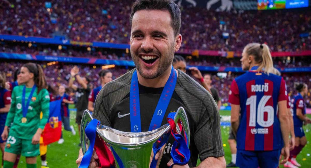 Jonatan Giráldez, entrenador del Barça, posa con la Champions tras ganar la final en San Mamés ante el Lyon.