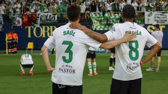 Saúl y Mboula, al finalizar el partido en La Cerámica. /LALIGA